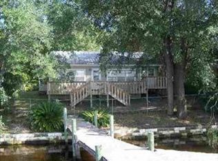 707 Riverview Dr, Carrabelle, FL 32322