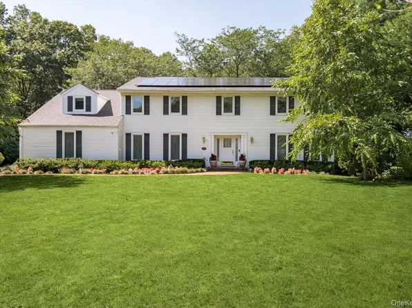 251 Baird Court, Woodbury, NY 11797
