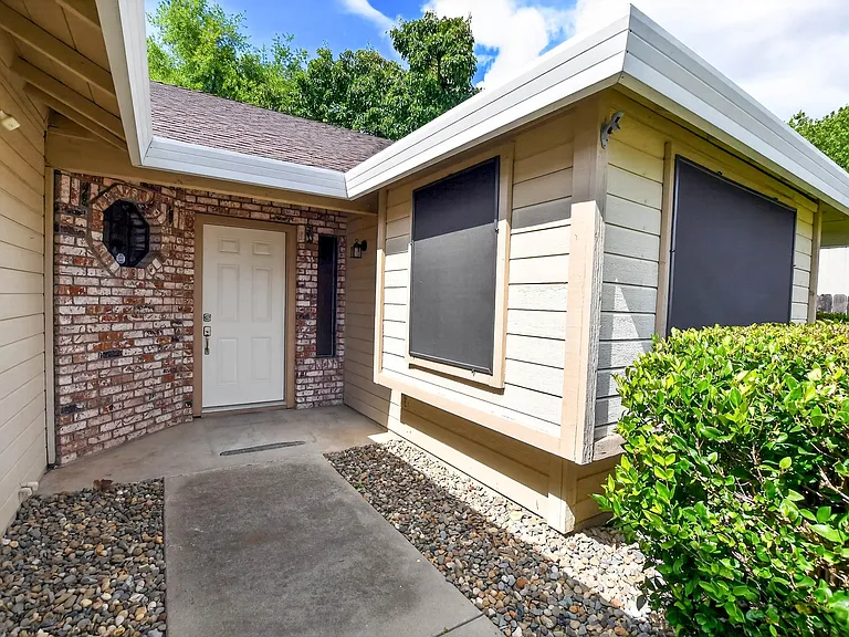 5213 Laguna Park Dr — Photo 4