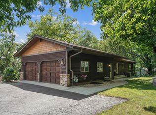 9520 Lakeview Cir, Chaska, MN 55318