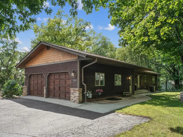 9520 Lakeview Cir, Chaska, MN 55318