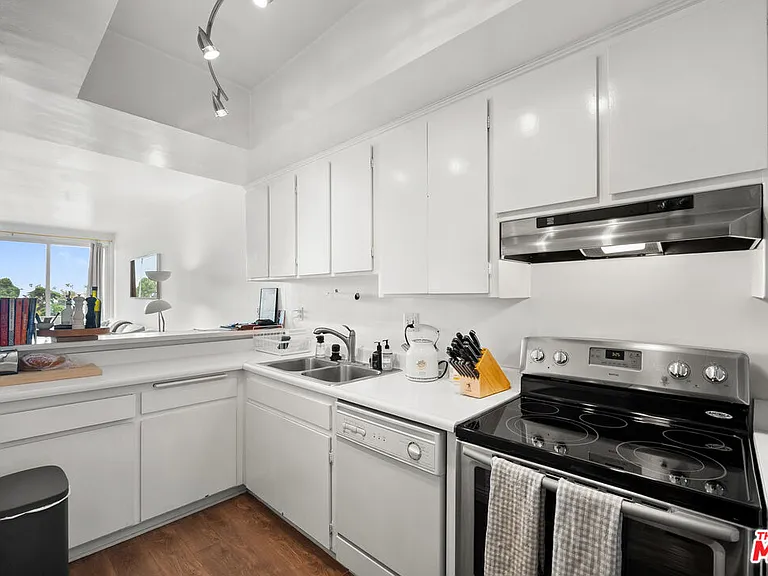 900 Euclid St #403 — Photo 6