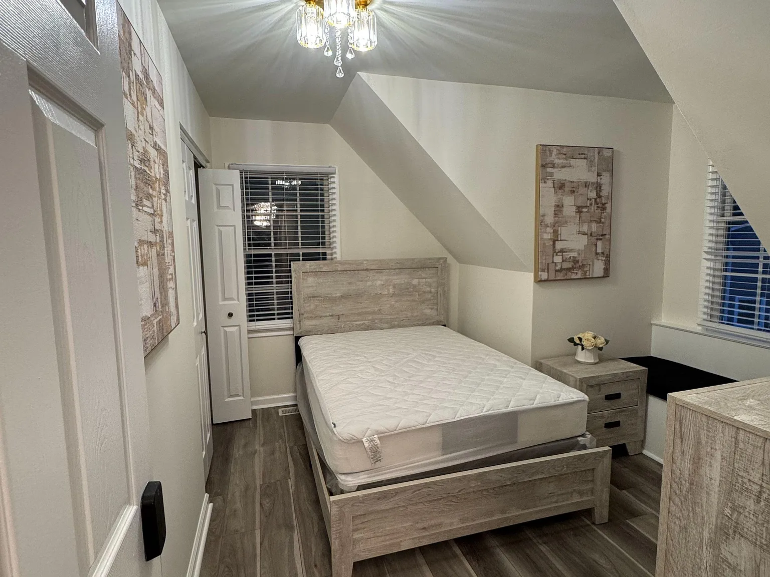4 bed, 4.5 bath, 4000 sqft, $910 — Photo 2