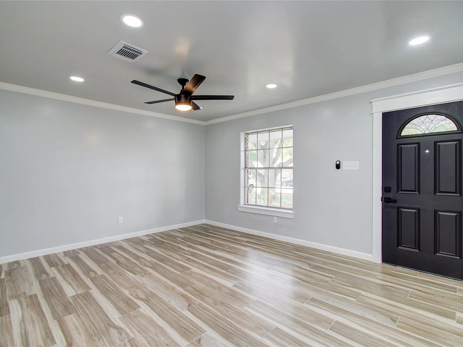 3 bed, 1.5 bath, 1698 sqft, $1,900 — Photo 3