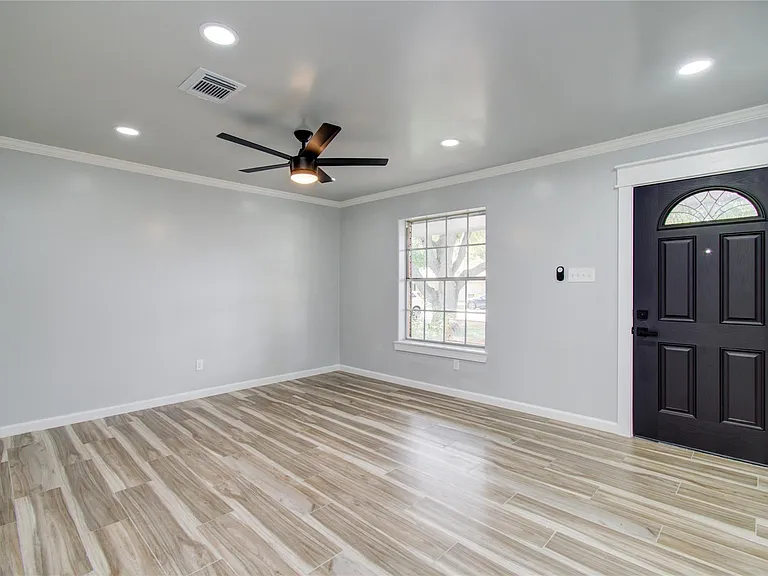 1806 Cypress Dr — Photo 3