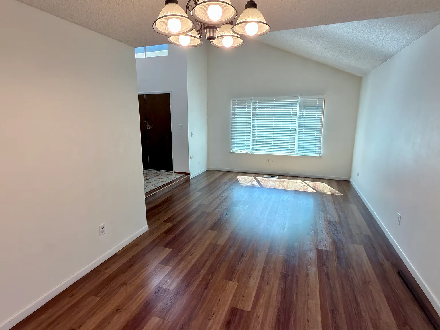 4 bed, 2.5 bath, 1846 sqft, $3,290 — Photo 4