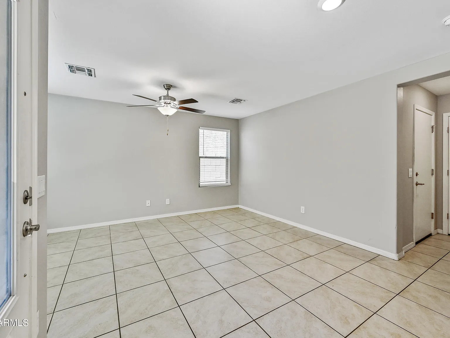 4 bed, 2.5 bath, 1933 sqft, $2,050 — Photo 2