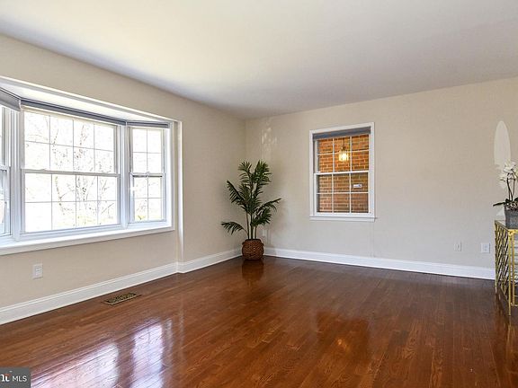 4th image of 3249 Victor Cir