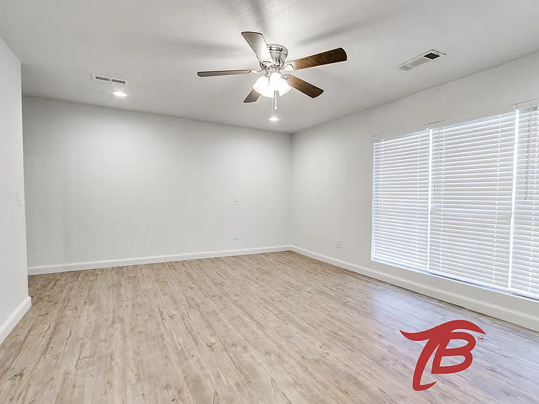 2214 N Florida Ave — Photo 9