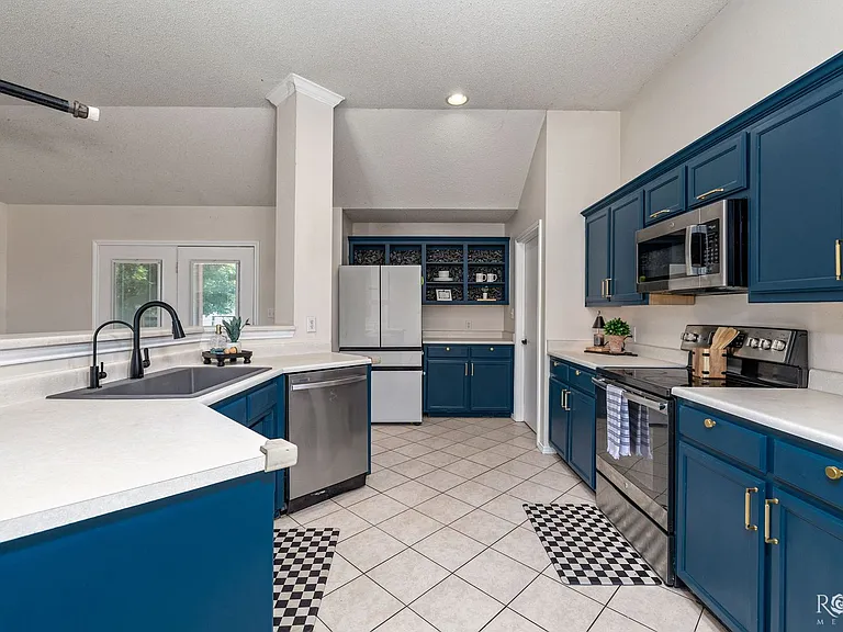 1724 Edmund Blvd — Photo 11