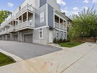 663 Boulevard NE — Photo 2