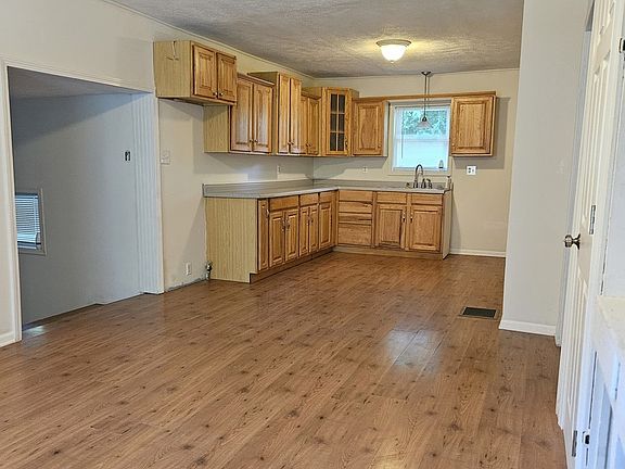 4th image of 105 N 7th St