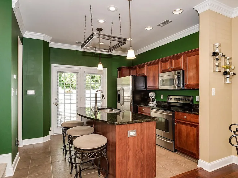 301 Hurston Cir — Photo 3