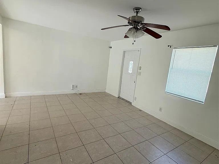 1139 NW 9th Ave — Photo 17