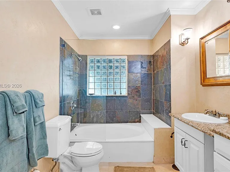 623 NE 17th Way — Photo 14