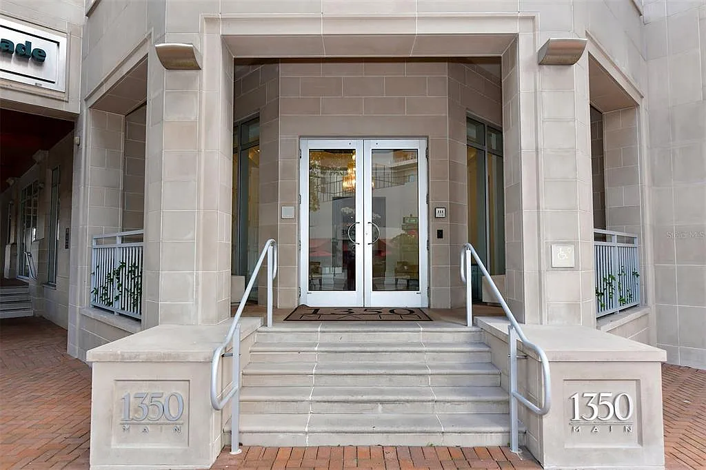 2 bed, 2.0 bath, 1336 sqft, $5,500 — Photo 3