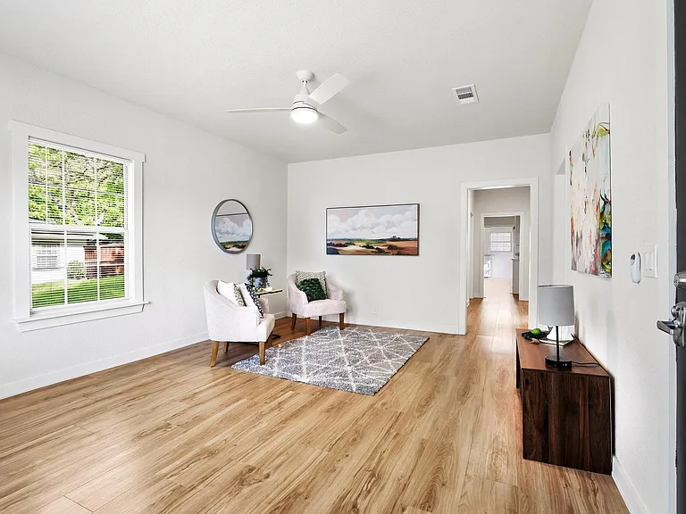 537 E Sears St — Photo 4