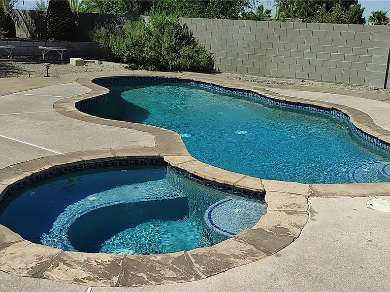 446 Nancy Dr — Photo 2