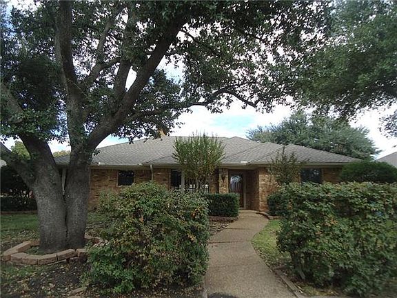 2nd image of 2211 Acacia St