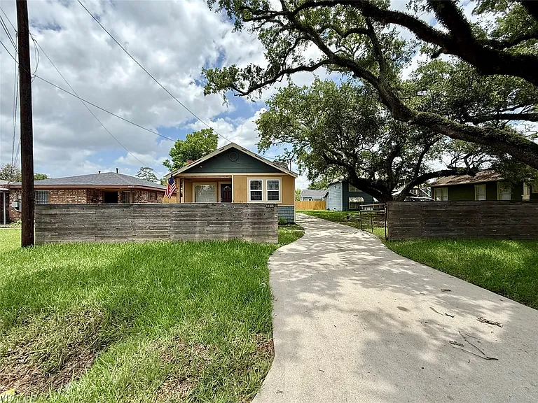 1105 Melbourne St — Photo 2