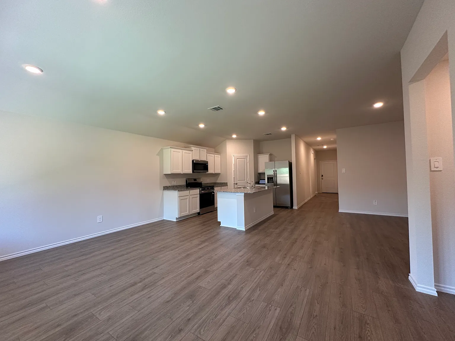 4 bed, 1727 sqft, $1,900 — Photo 3