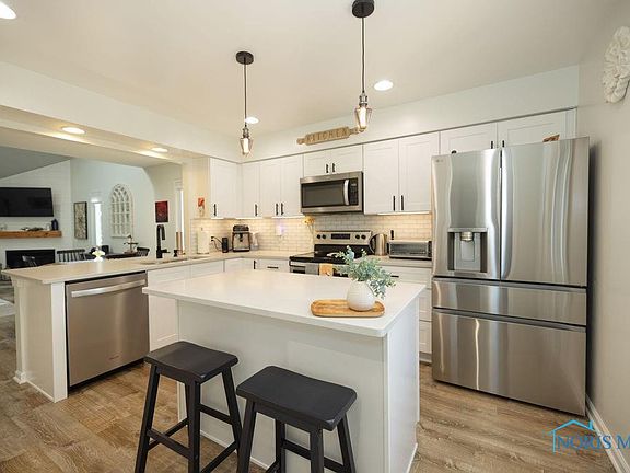 3rd image of 17 Meadowpond Dr