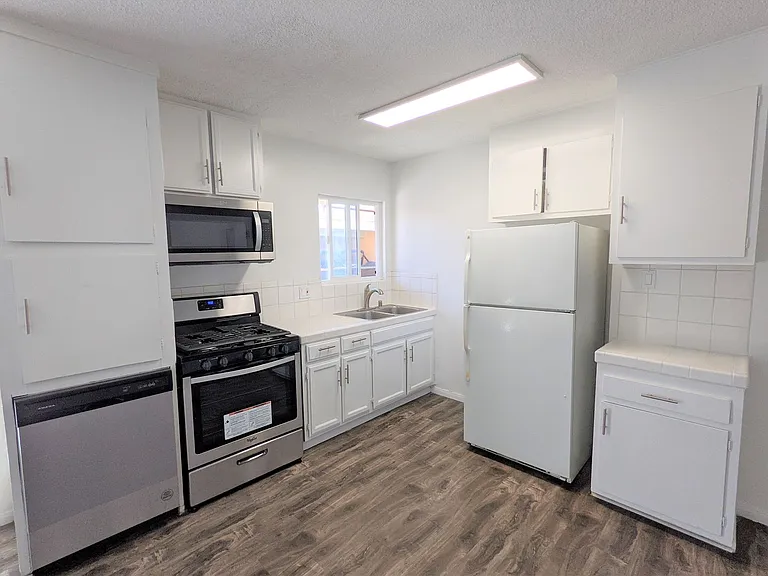 6566 Fountain Ave — Photo 3