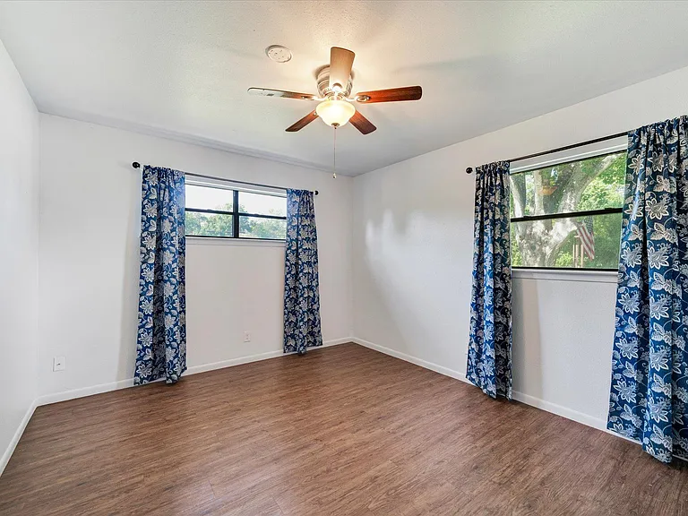1129 W San Antonio St — Photo 11