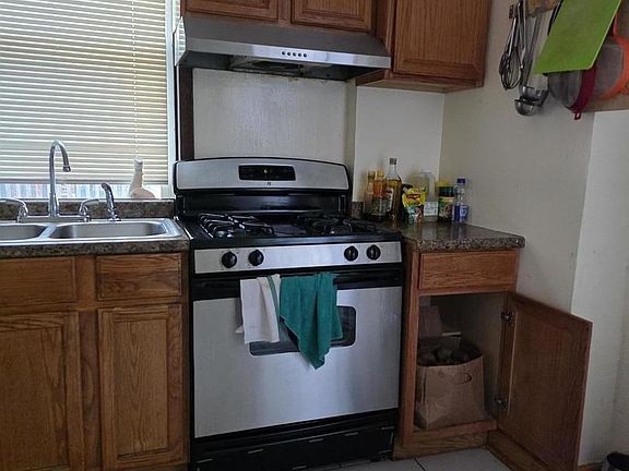 3rd image of 1543 N Avers Ave