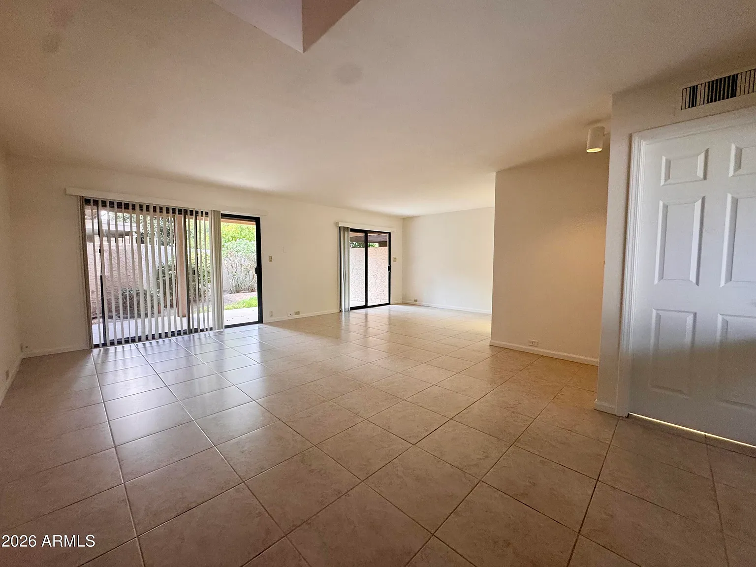 3 bed, 2.0 bath, 1975 sqft, $2,555 — Photo 4