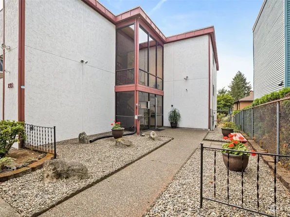 221 SW 154th St #3, Burien, WA 98166