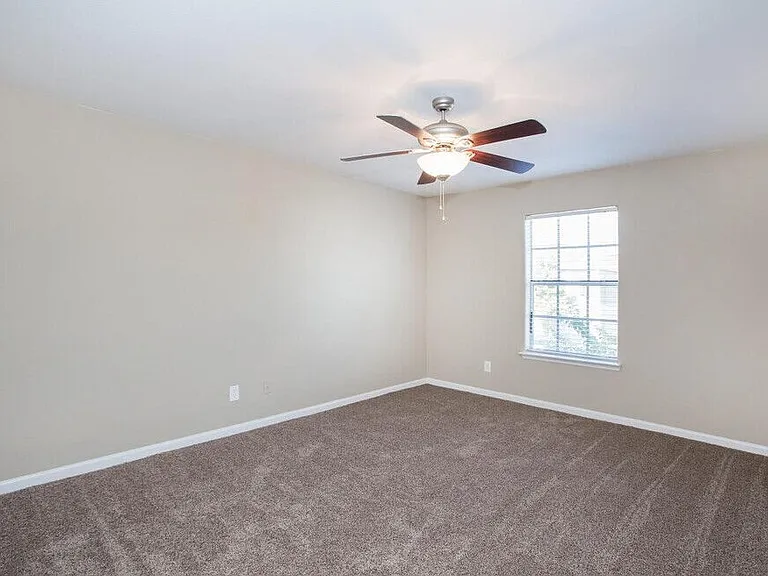 Kingsgate Apartments — Photo 27