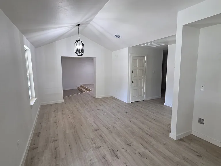 704 W Avenue B — Photo 11