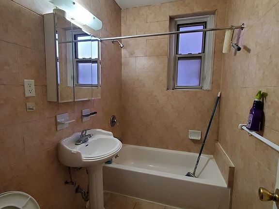 4th image of 4143 39th Pl APT 3F