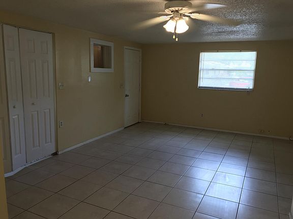 2nd image of 927 N Castle Ct