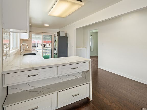 5th image of 1592 Perry St