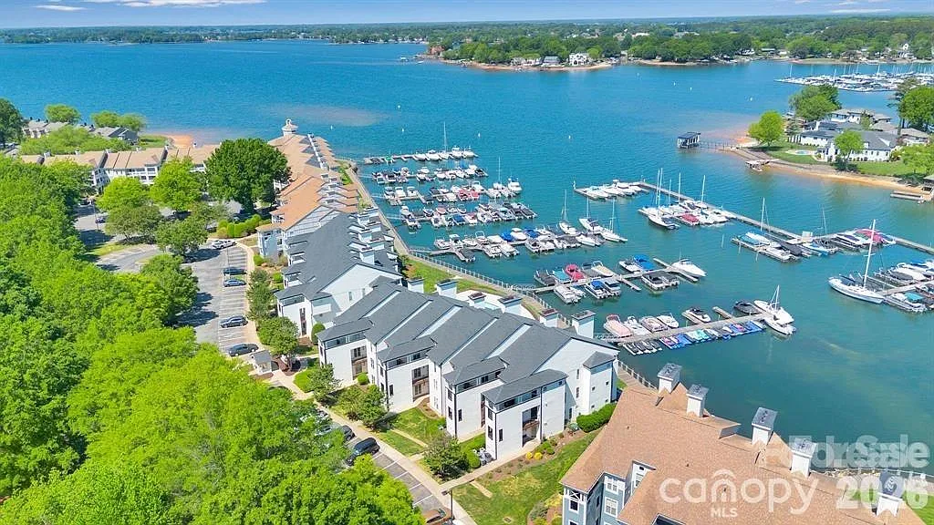 2 bed, 988 sqft, $1,900 — Photo 4