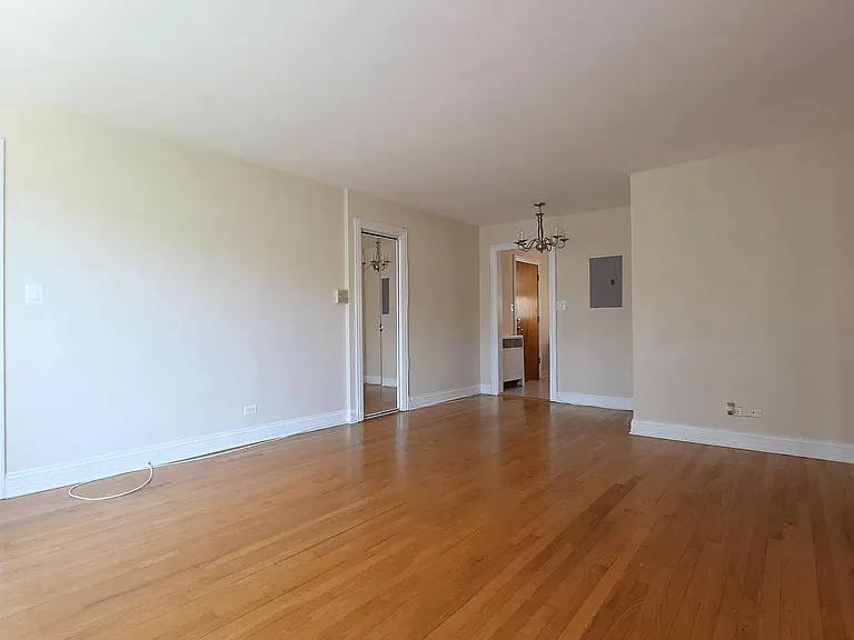 7516.5 N. Ridge Blvd — Photo 3