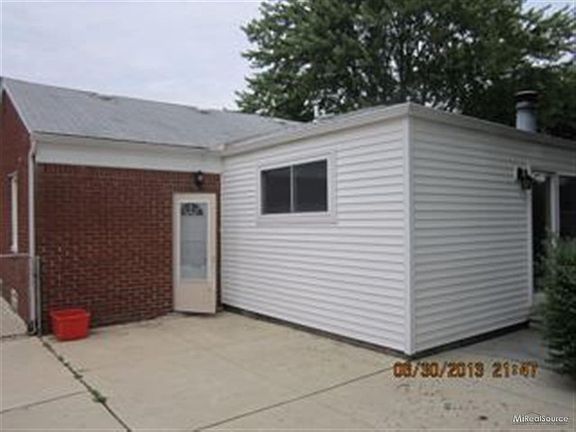 2nd image of 28330 Fountain St