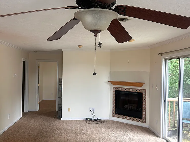 200 Stewart Ln #10 — Photo 4