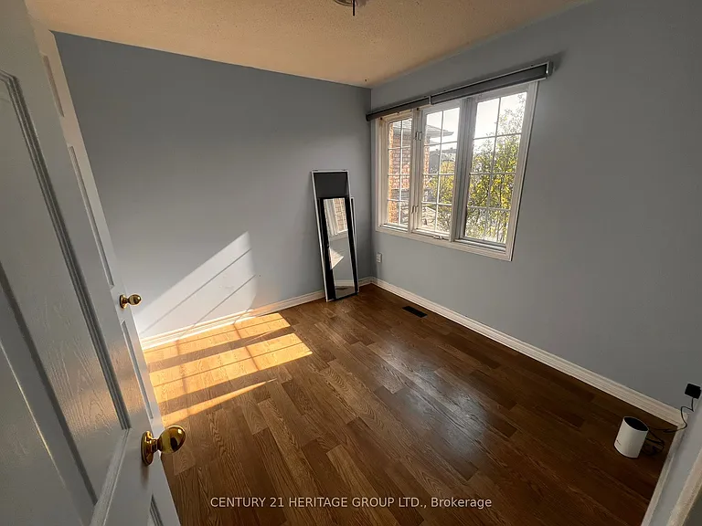 641 Walpole Cres #MAIN 2ND — Photo 12