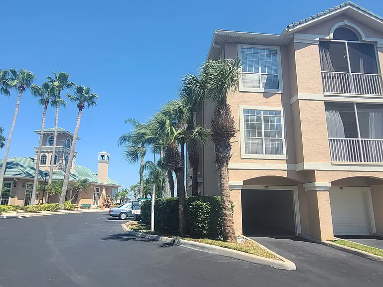 2201 Bay Club Cir — Photo 2