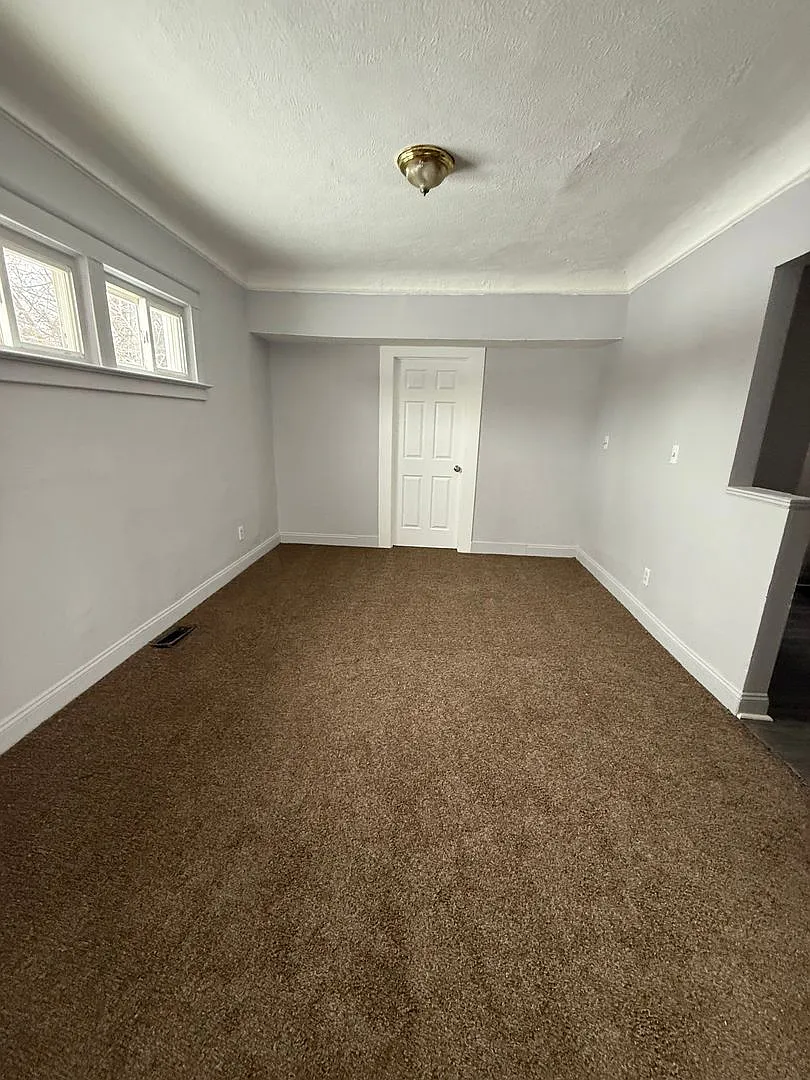 3bd Single S. Collinwood Vouchers Only — Photo 3