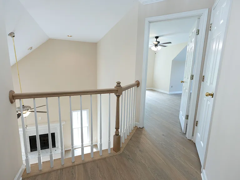 1649 Crittenden Ln — Photo 14