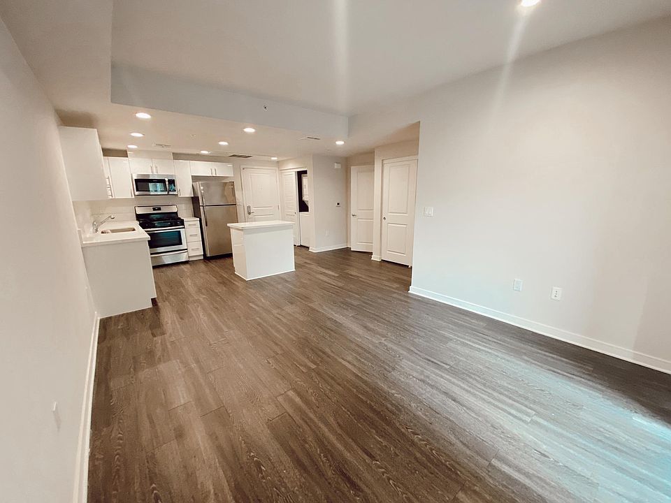 1st image of 6333 Woodman Ave #204