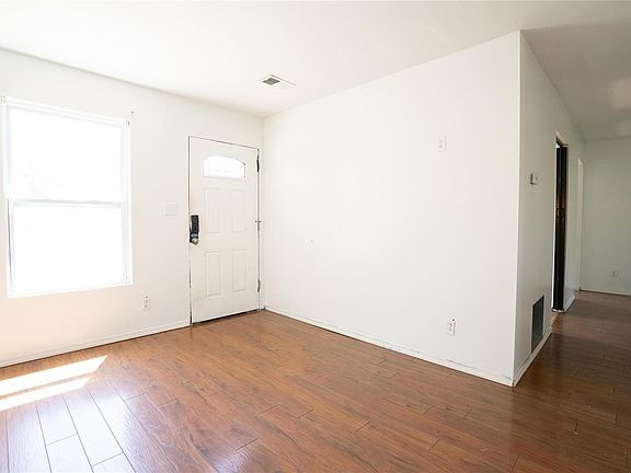 5th image of 617 Barkley St