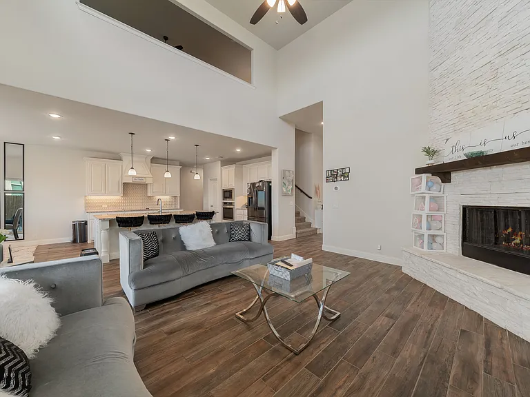 3825 Honey Grove Dr — Photo 4