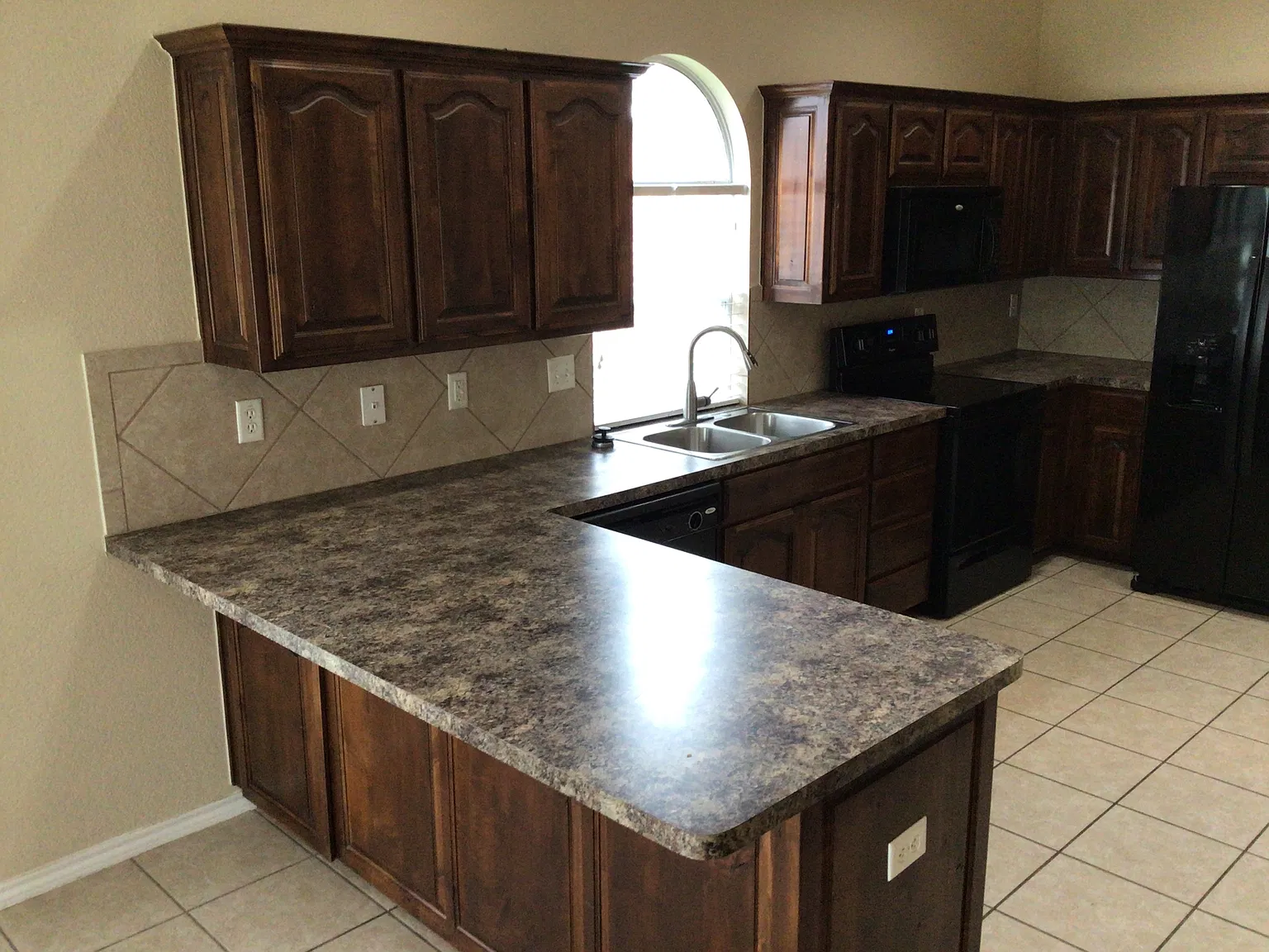 3 bed, 2.0 bath, 1616 sqft, $2,110 — Photo 3