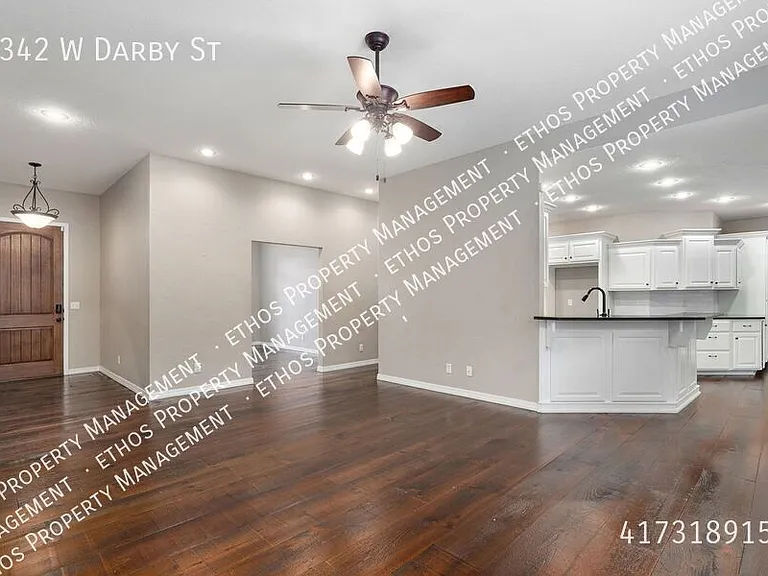 2342 W Darby St — Photo 8