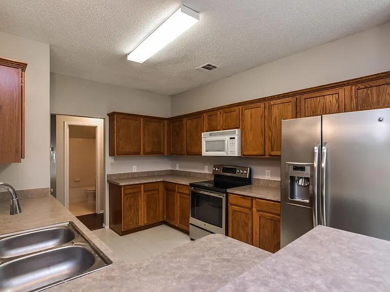 2404 Glenhaven Dr — Photo 2